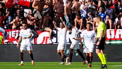 لاعبو إشبيلية يحتفلون بشفاء زوجة زميلهم من السرطان