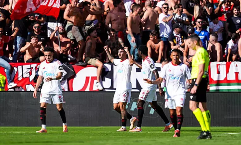 لاعبو إشبيلية يحتفلون بشفاء زوجة زميلهم من السرطان