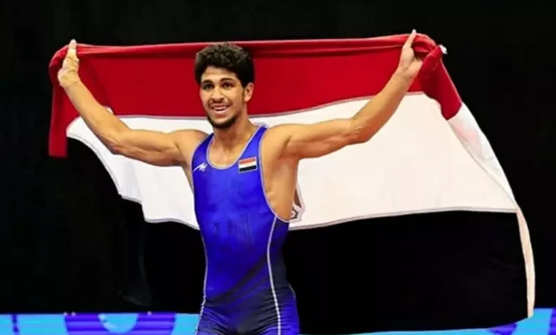 محمد حسن يتوج بذهبية بطولة العالم للمصارعة للشباب