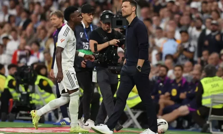 أثلتيك: فينيسيوس يرفض تمديد عقده لتوتر علاقته مع ألونسو