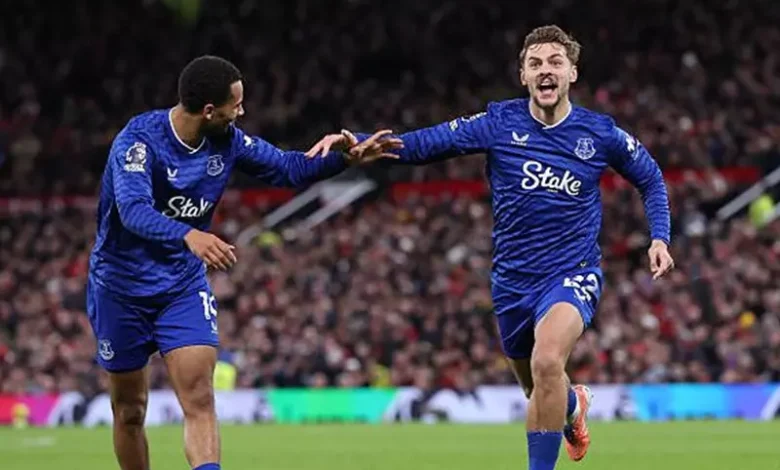 إيفرتون يوقف سلسلة مانشستر يونايتد في الدوري الإنجليزي