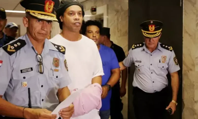 رمضان صبحي ليس الأول.. 9 نجوم قبعوا "وراء القضبان"