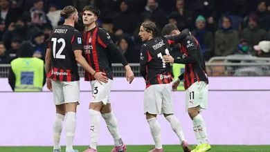 ميلان يلاحق روما ويقهر إنتر في قمة الدوري الإيطالي