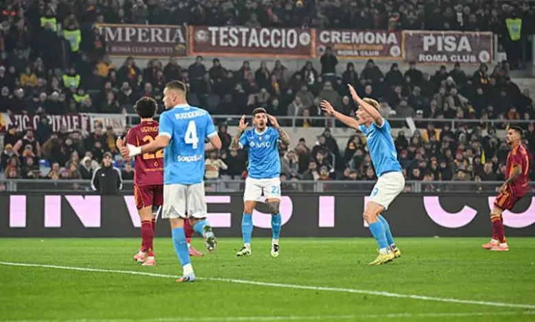 نابولي يقهر روما في الأولمبيكو ويشعل الكالتشيو